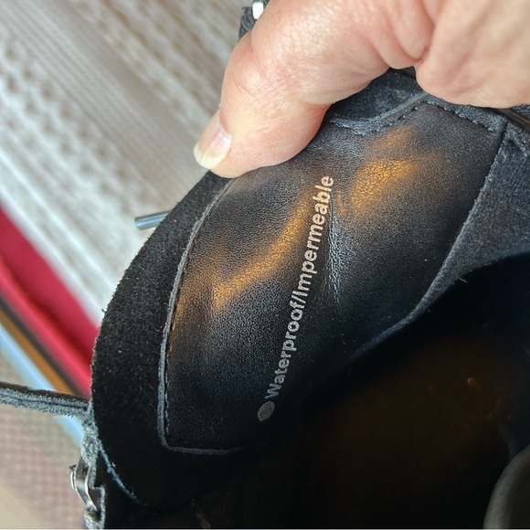 Blondo Waterproof Leather Sneakers. Size 8. - Picture 9 of 14